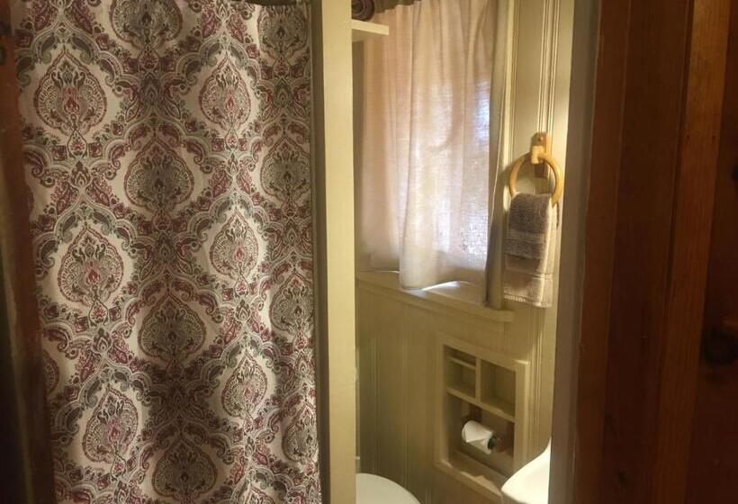 스탠다드 스튜디오, Rainbows End Fishing Resort