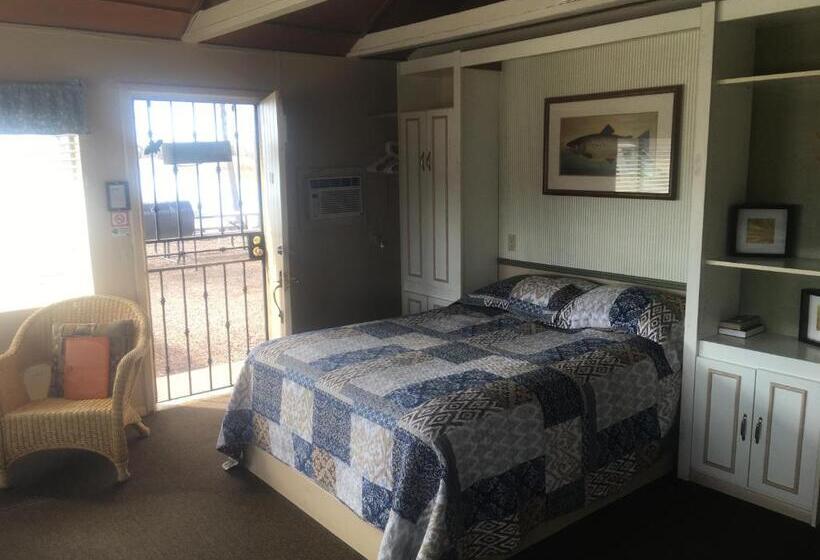 Standard studio with lake view, Rainbows End Fishing Resort