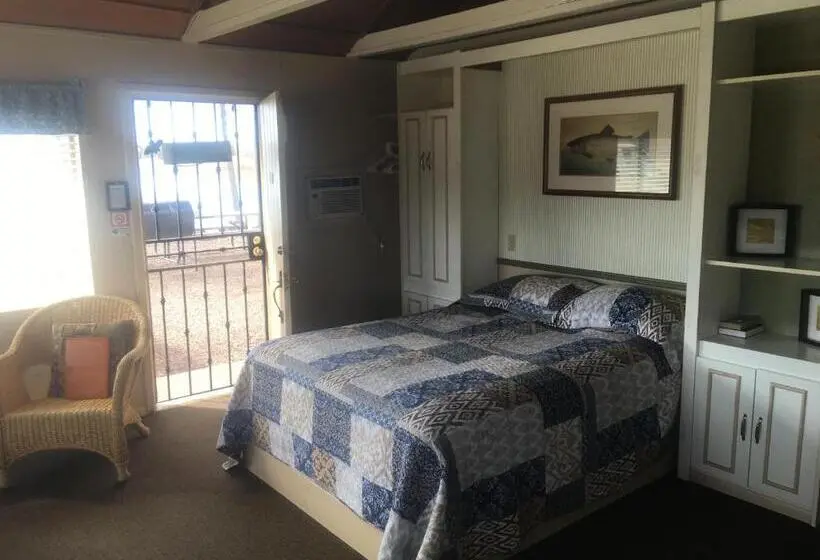 Standard studio with lake view, Rainbows End Fishing Resort