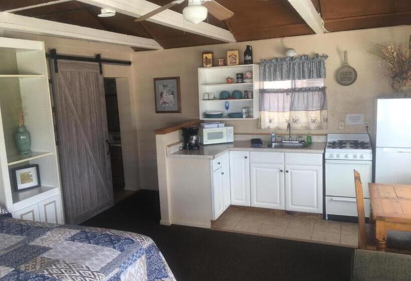 Standard studio with lake view, Rainbows End Fishing Resort