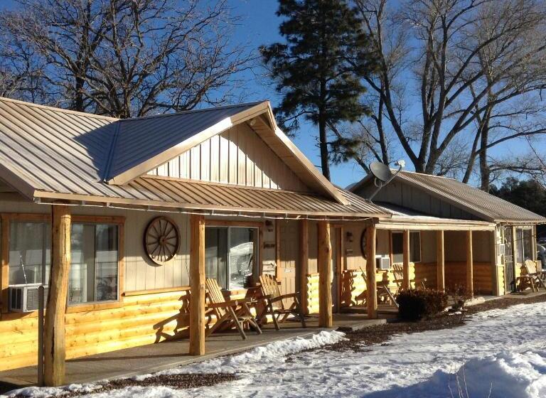 Standard studio with lake view, Rainbows End Fishing Resort
