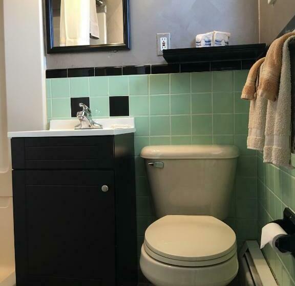 غرفة قياسية, The Triangle Motel