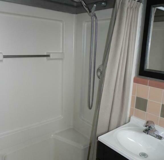 غرفة قياسية, The Triangle Motel