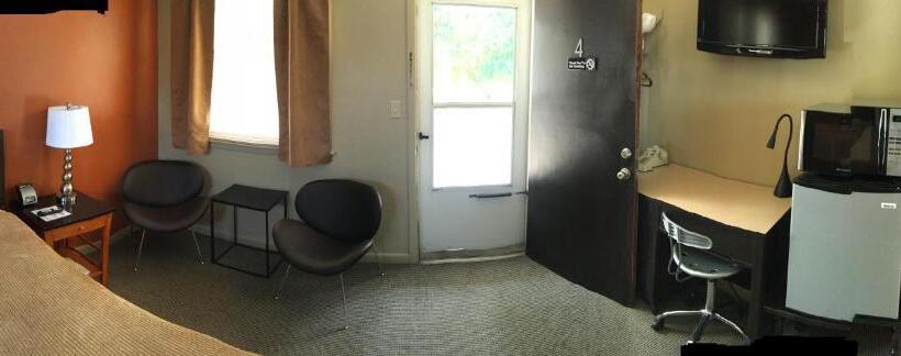 Номер Стандарт, The Triangle Motel