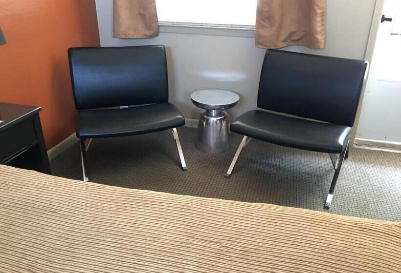 غرفة قياسية, The Triangle Motel