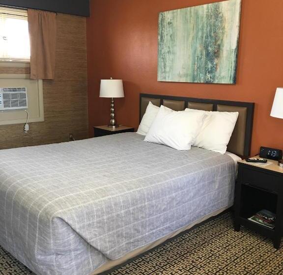 غرفة قياسية, The Triangle Motel