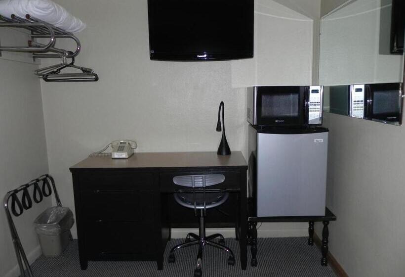 غرفة قياسية ثلاثية, The Triangle Motel