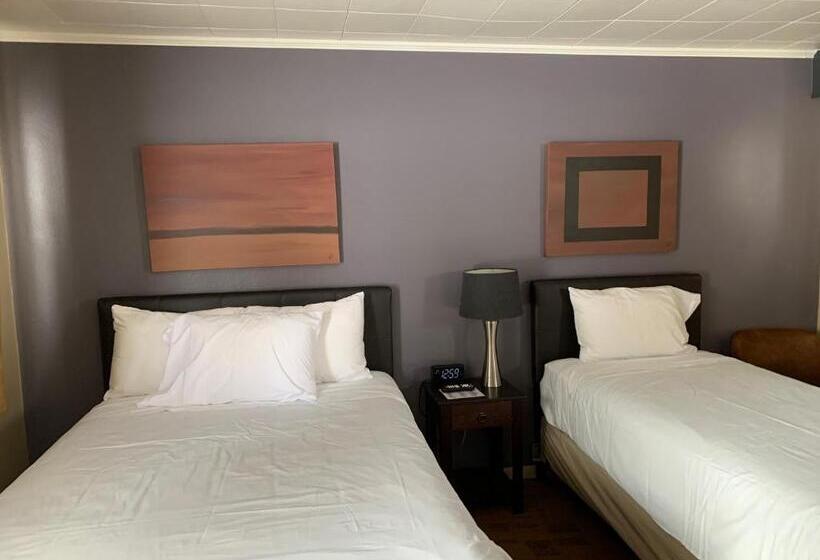 غرفة قياسية ثلاثية, The Triangle Motel