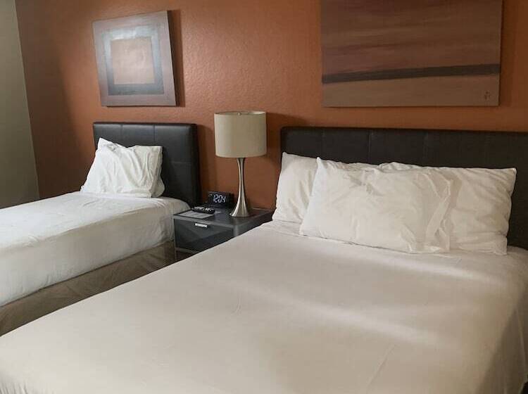 غرفة قياسية ثلاثية, The Triangle Motel