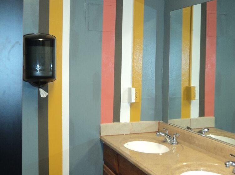 اتاق استاندارد با سرویس بهداشتی مشترک, Traveler S Bed & Breakfast Hostel