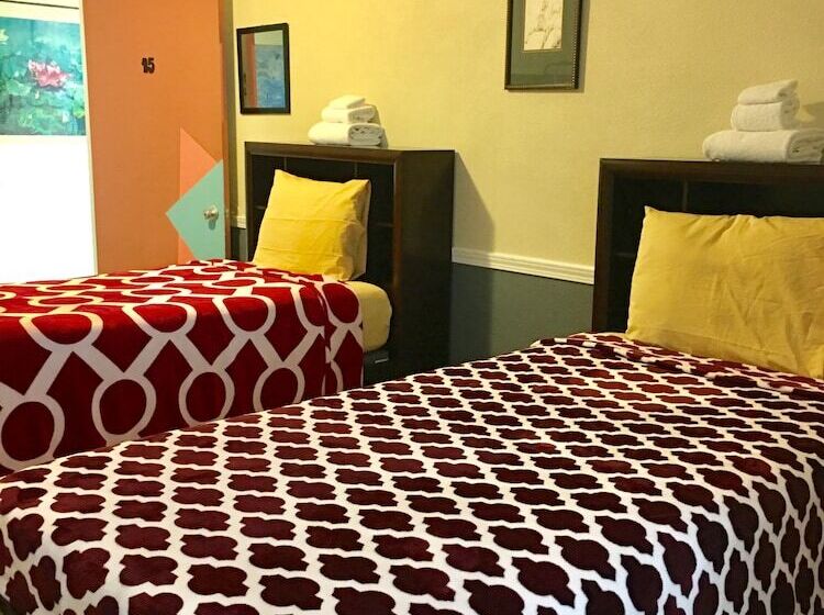 اتاق استاندارد با سرویس بهداشتی مشترک, Traveler S Bed & Breakfast Hostel