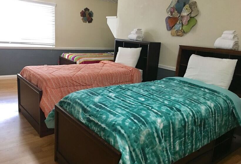 اتاق استاندارد با سرویس بهداشتی مشترک, Traveler S Bed & Breakfast Hostel