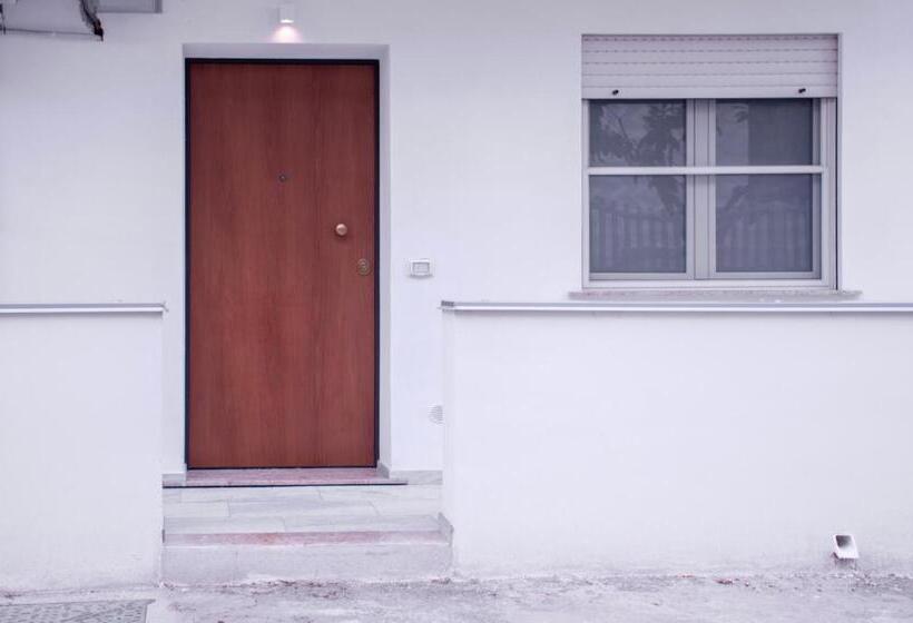 سوییت جونیور با بالکن, Modern House Le Castella