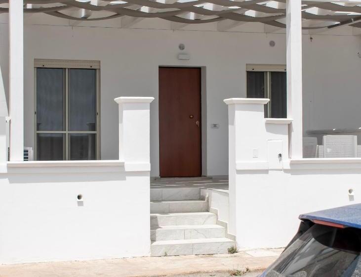 سوییت با چشمانداز دریا, Modern House Le Castella