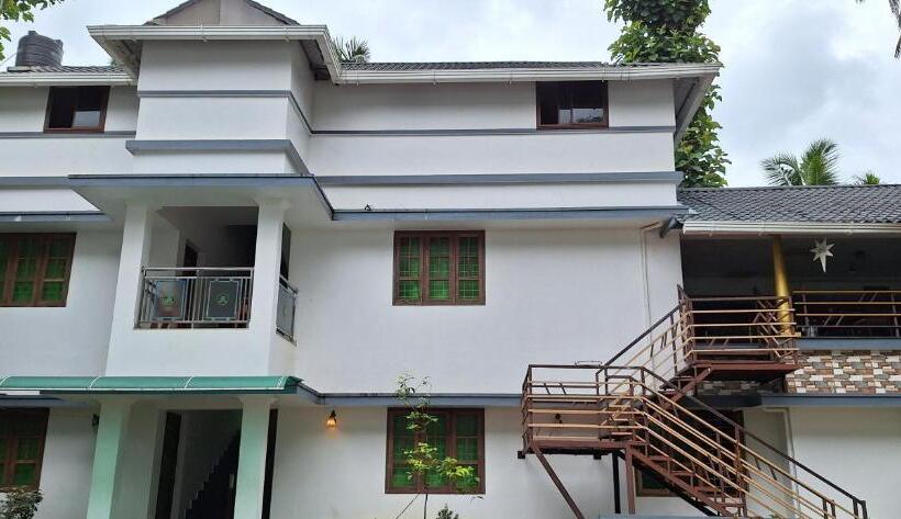 غرفة ديلوكس, Athirappilly Budget Villa