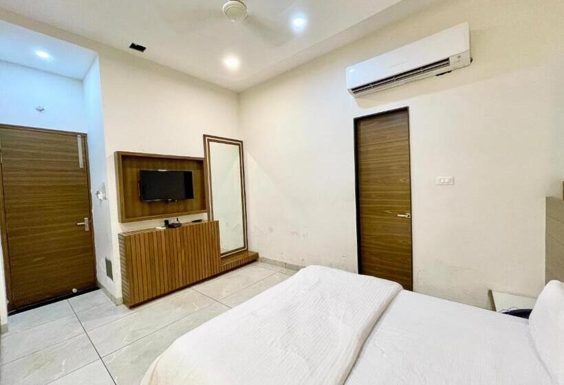 豪华房间, Govindam Inn ! Ujjain Fully Air Conditioned Hotel At Prime Location With Parking Availability, Near