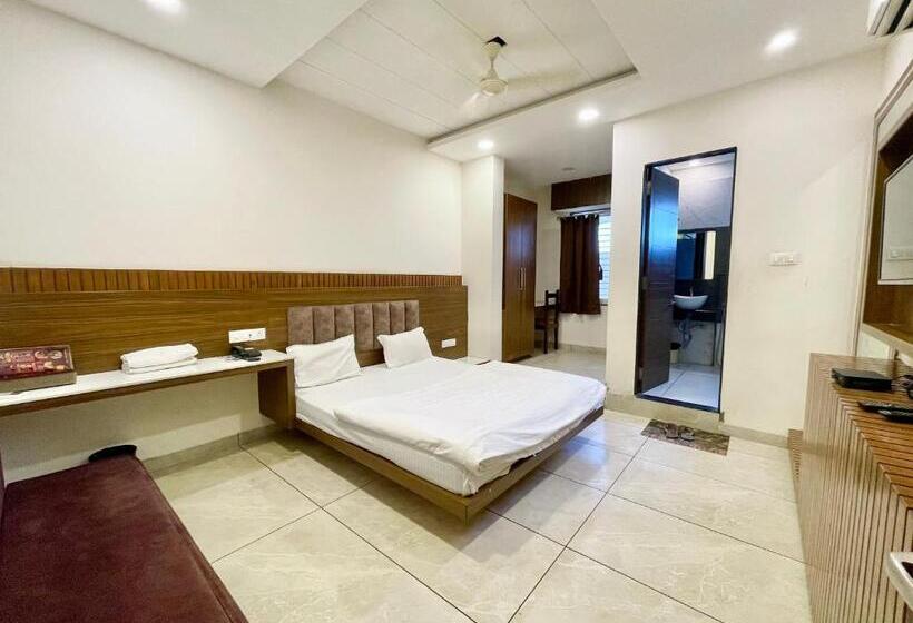 豪华房间, Govindam Inn ! Ujjain Fully Air Conditioned Hotel At Prime Location With Parking Availability, Near