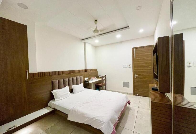 豪华房间, Govindam Inn ! Ujjain Fully Air Conditioned Hotel At Prime Location With Parking Availability, Near