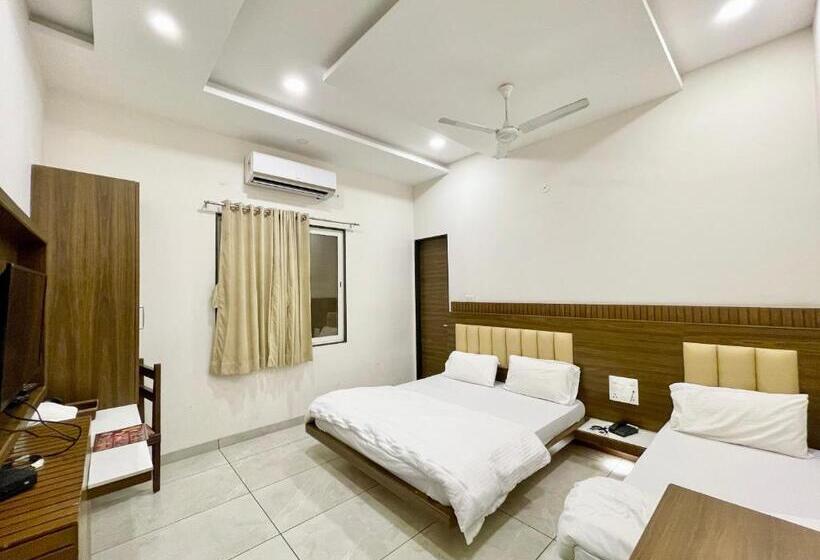 豪华三人间, Govindam Inn ! Ujjain Fully Air Conditioned Hotel At Prime Location With Parking Availability, Near
