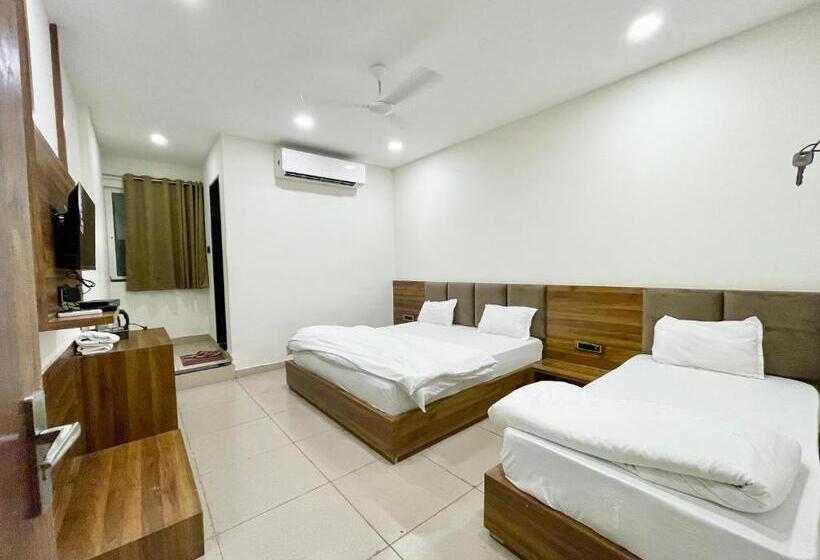 Трехместный Номер Deluxe, Govindam Inn ! Ujjain Fully Air Conditioned Hotel At Prime Location With Parking Availability, Near