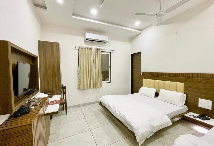 豪华三人间, Govindam Inn ! Ujjain Fully Air Conditioned Hotel At Prime Location With Parking Availability, Near