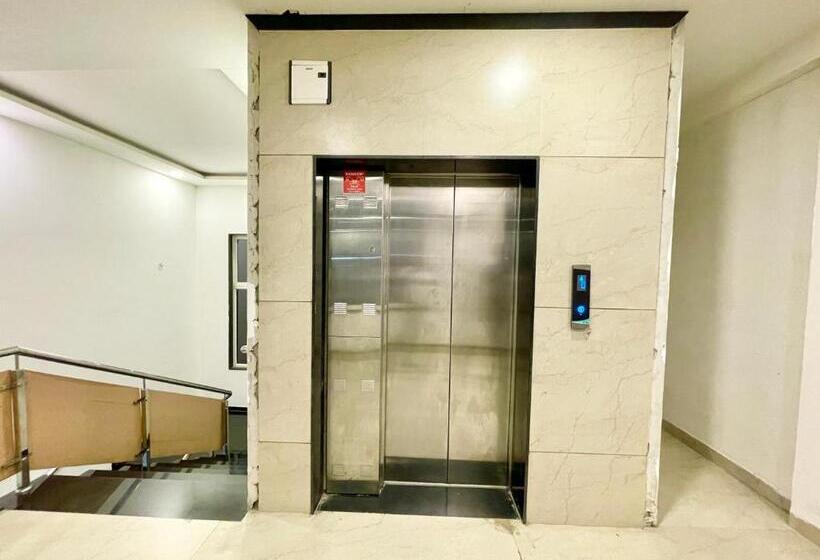 四人标准间, Govindam Inn ! Ujjain Fully Air Conditioned Hotel At Prime Location With Parking Availability, Near