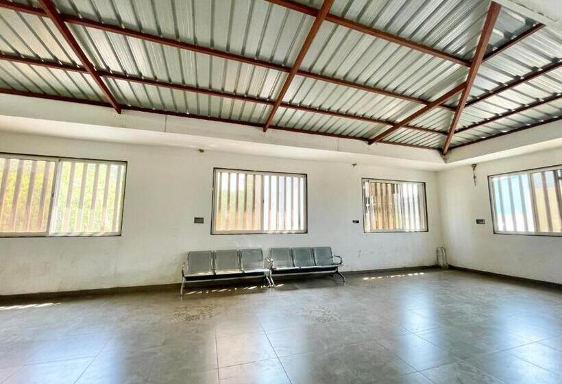 四人标准间, Govindam Inn ! Ujjain Fully Air Conditioned Hotel At Prime Location With Parking Availability, Near