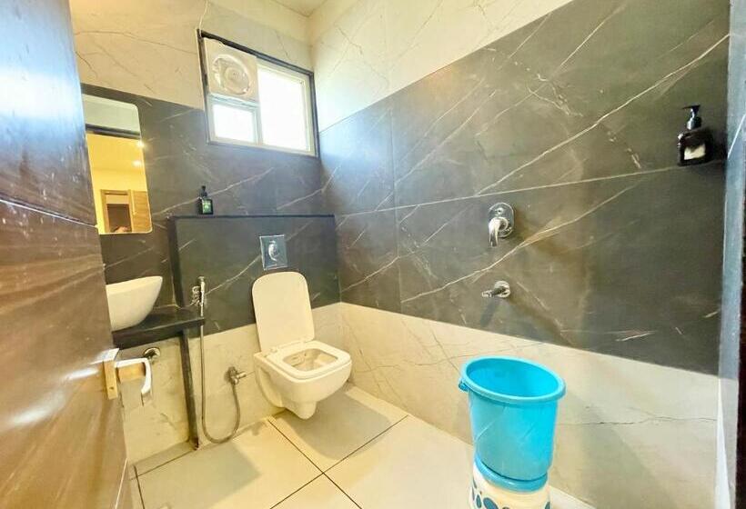 Четырехместный Номер Стандарт, Govindam Inn ! Ujjain Fully Air Conditioned Hotel At Prime Location With Parking Availability, Near