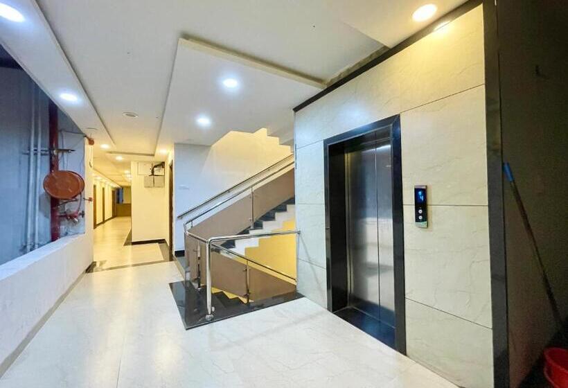 四人标准间, Govindam Inn ! Ujjain Fully Air Conditioned Hotel At Prime Location With Parking Availability, Near