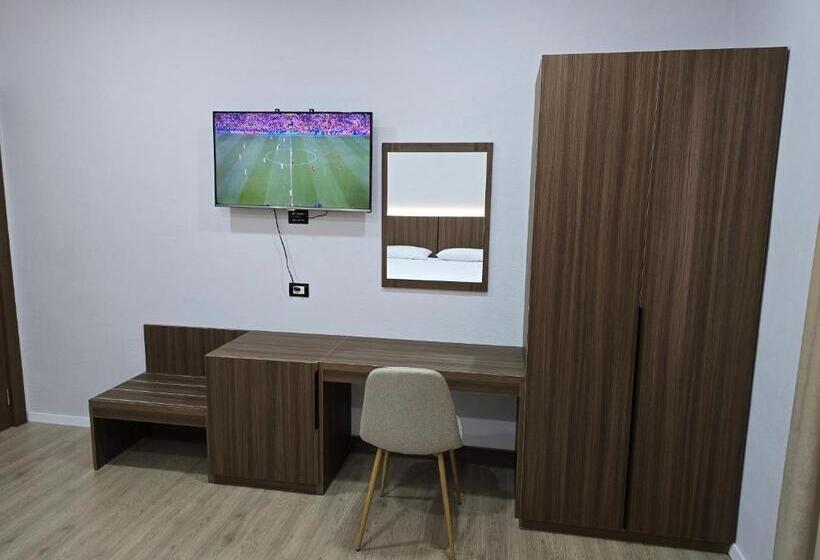 スタンダードルーム, Aleks