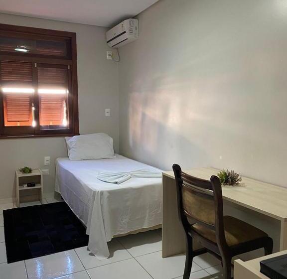 غرفة قياسية فردية, Carmel Palace