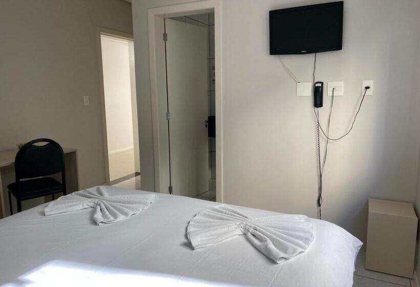 جناح ديلوكس, Carmel Palace