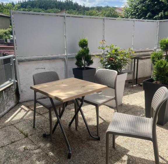 חדר סטנדרט לשלושה עם טרסה, Hôtel Les Jardins De Saulzet