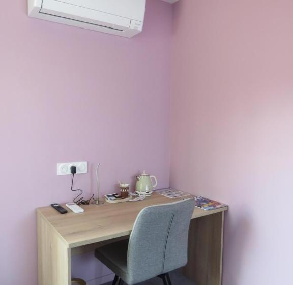 חדר סטנדרט לשלושה עם טרסה, Hôtel Les Jardins De Saulzet