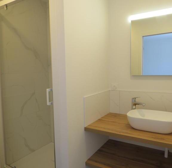 חדר סטנדרט לשלושה עם טרסה, Hôtel Les Jardins De Saulzet