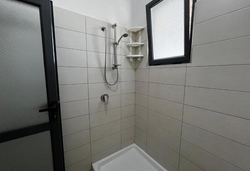 חדר סטנדרט לשלושה עם מרפסת, Canary