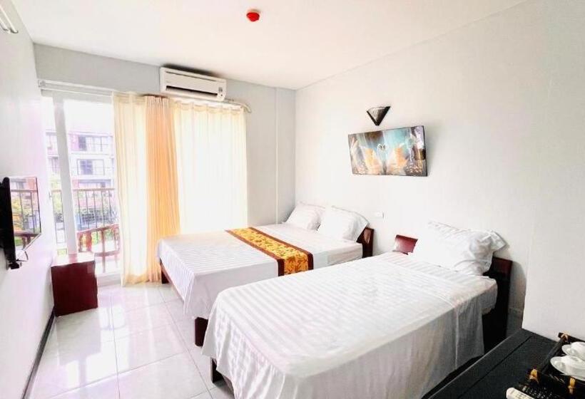 اتاق استاندارد سه تخته با بالکن, May Tour