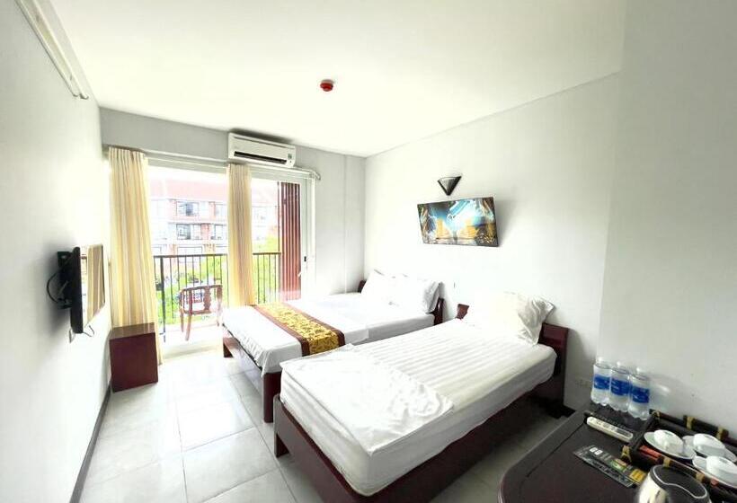 اتاق استاندارد سه تخته با بالکن, May Tour