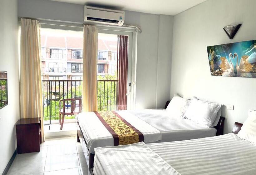 اتاق استاندارد سه تخته با بالکن, May Tour