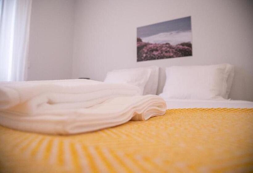 اتاق خانوادگی با سرویس بهداشتی مشترک, Casa Das Flores