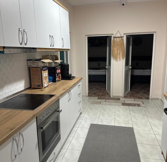 اتاق لوکس, Del Mar Vlore