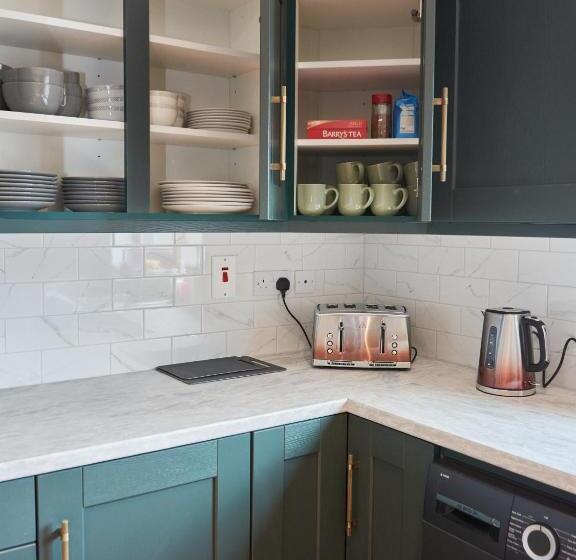 Трехместный Номер Стандарт Совместная Ванная, Dromod Suites