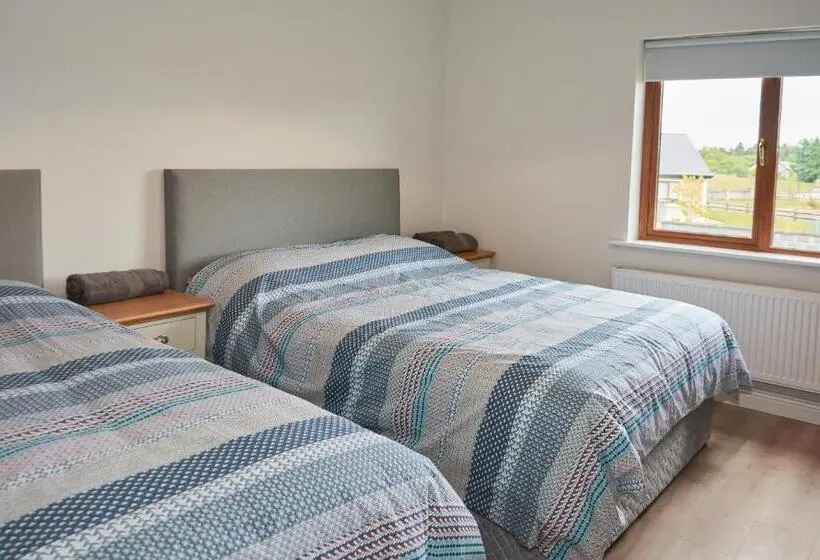 Chambre Triple Standard Salle de Bains Commune, Dromod Suites