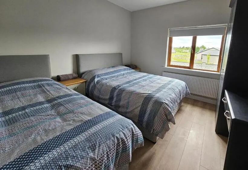 Chambre Triple Standard Salle de Bains Commune, Dromod Suites