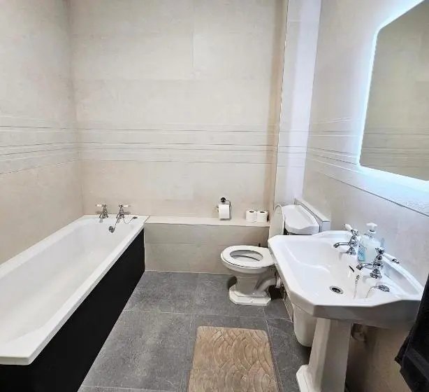 Chambre Triple Standard Salle de Bains Commune, Dromod Suites