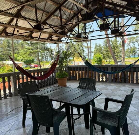 اتاق خانوادگی با چشم‌انداز دریا, Family Hotel 464