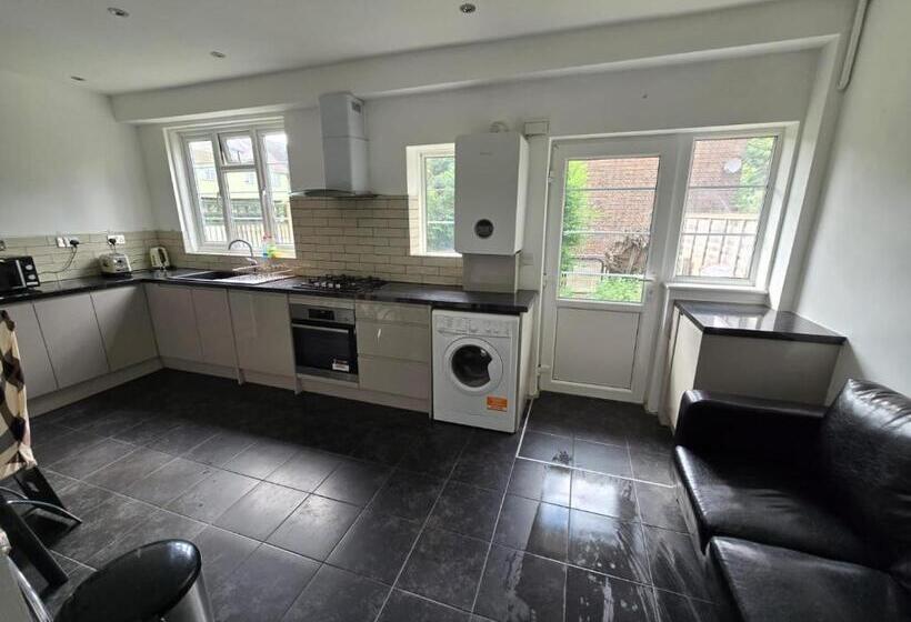 اتاق استاندارد, Room In Guest Room   Limehouse Townhomes Modern Spacious Serviced En Suite Room With A Garden View