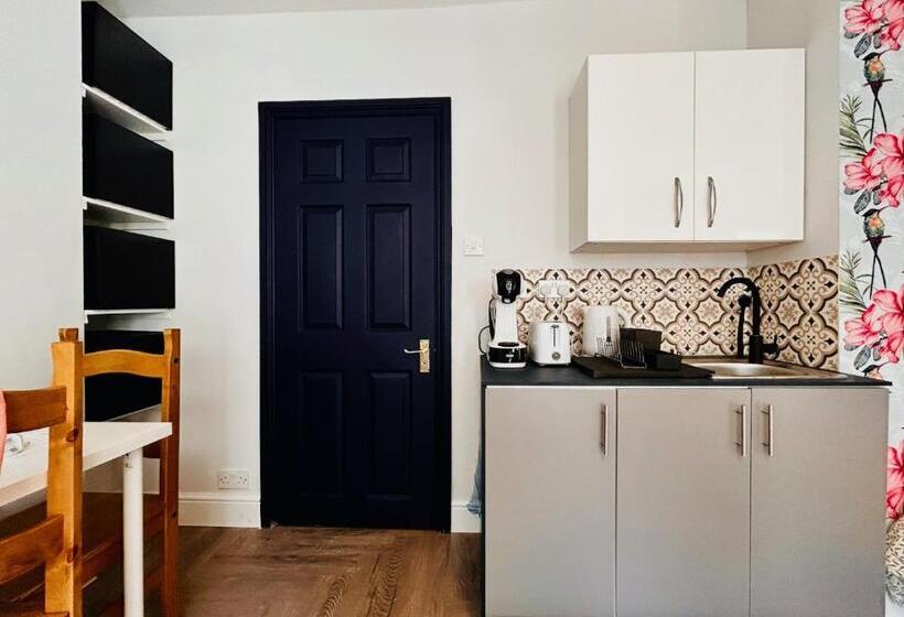 スタンダードスタジオ, Rest Boutique Acton