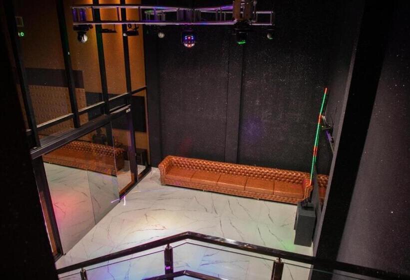 Люкс 3 Спальни, Dubai Motel