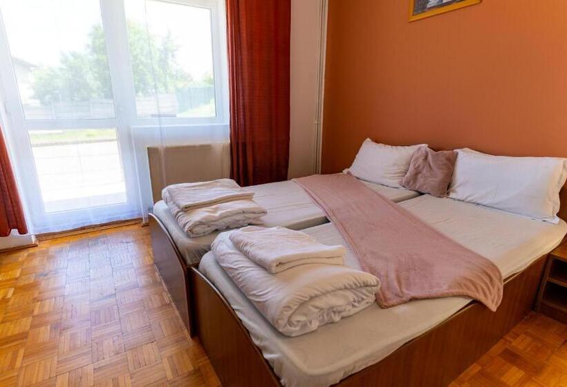 标准间, Alexandra Vile